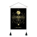 Dettaglio di arazzo farfalla nero e oro con fasi lunari e nappe decorative nere - 35x50cm