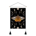 Dettaglio di un arazzo con falena, nappe, fasi lunari e lavanda su tela nera decorativa - Motivo Falena Grande Sfondo Nero (Stile 4) / 35x50cm
