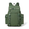 Dettaglio dello zaino outdoor verde 25L con cinghie a fibbia e tasche laterali - Verde Pino