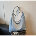 Dettaglio borsa a mezzaluna azzurra con trama in nylon stropicciato e tracolla regolabile - Blu
