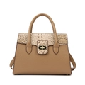 Detail der khakifarbenen Handtasche mit Krokodil-Prägung und goldenem Drehverschluss - Khaki