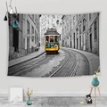 Arazzo da parete stile metro con tram giallo in un paesaggio urbano monocromatico - 95x73cm / Tram Giallo Città B&N (Stile 1)