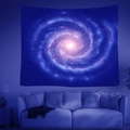 Dettaglio di un arazzo con galassia stellata e nebulosa a spirale appeso alla parete del soggiorno - 95x73cm / Stile Galassia a Spirale (款式1)