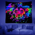 Dettaglio di un arazzo colorato con leone neon appeso sopra un divano in stile moderno - 95x73cm / Stile Leone Astratto (款式2)