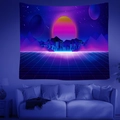 Detalle de un tapiz de pared vaporwave con puesta de sol de neón sobre un sofá - Estilo 5