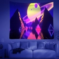 Detalle de tapiz synthwave con planeta neón y pirámides sobre un sofá de diseño - Estilo 8