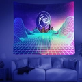 Detalle de un tapiz synthwave con cuadrícula digital, paisaje de neón y logotipo FWC - Estilo 14