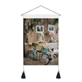 Dettaglio di arazzo nordico con bici retrò, girasoli, barra in legno e nappe nere - 35x50cm / Bicicletta Rurale con Girasoli (Stile 2)