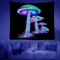 Dettaglio dell'arazzo con funghi psichedelici fluorescenti sulla parete sopra un divano - 95x73cm / Stile 3