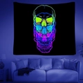 Primer plano de tapiz de calavera fluorescente con líneas de neón bajo luz UV en salón - 95x73cm / Calavera en Tonos Arcoíris (Estilo 2)