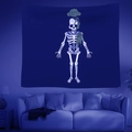 Detalle de tapiz bohemio de calavera con musgo verde en una pared de sala en tono azul - 95x73cm / Esqueleto de Arte Oscuro (Estilo 3)