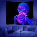 Detalle del tapiz de calavera reactivo a UV con corazón brillante en el salón - 95x73cm / Manos de esqueleto sosteniendo un corazón (Estilo 4)