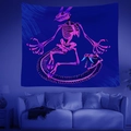 Detail eines böhmischen Totenkopf Wandteppichs mit neonviolettem Skelett Design - Lilafarbenes fluoreszierendes Skelettwesen (Stil 6)