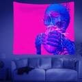 Neonfarbene Skelett-Wandbehang leuchtet unter UV-Licht in einem modernen Schlafzimmer - Surrealistischer Totenkopf und Herz (Stil 7)