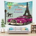Dettaglio arazzo da parete vintage Parigi con Torre Eiffel e auto retrò sopra il divano - 95x73cm / Viaggio Vintage a Parigi (Stile 1)