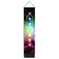 Dettaglio di arazzo chakra bohémien con asta in legno e nappe nere per decorazione casa - 32.5*130cm / Stile Centri Energetici dei Sette Chakra su Silhouette Umana (Stile 2)