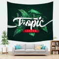 Dettaglio dell'arazzo con foglie tropicali appeso alla parete bianca sopra il divano - Modello 6