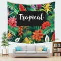 Dettaglio di arazzo tropicale con fiori di zenzero e foglie di palma in un soggiorno moderno - Stile 11