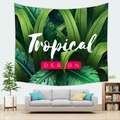 Dettaglio dell'arazzo con piante tropicali sulla parete sopra un divano moderno in salotto - Stile 12