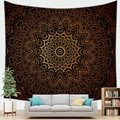 Detail van een zwart en goud mandala wandkleed hangend boven een bank in een woonkamer - Zwart Goud Bloem Mandala Stijl 4 (Style 4)