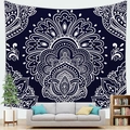 Detailweergave van een marineblauw mandala wandkleed aan een woonkamerwand - Marine Wit Mandala Stijl 6 (Style 6)
