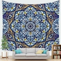 Gedetailleerd zicht op mandala wandkleed met bloemenpatroon hangend boven een grijze bank - Ingewikkelde Bloem Mandala Stijl 7 (Style 7)