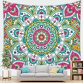 Detail van de kleurrijke mandala-print op een hangend decoratief wandtapijt van stof - Full Color Mandala Stijl 8 (Style 8)