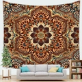 Detail van mandala wandtapijt met warme tinten en florale patronen in een gezellige woonkamer - Bruin Oranje Etnische Mandala Stijl 10 (Style 10)