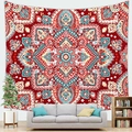 Detail van een bohemien mandala wandkleed aan de muur boven een gezellige bank in de kamer - Donkerrood Geometrisch Mandala Stijl 11 (Style 11)