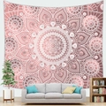 Gedetailleerd roségoud mandala wandkleed boven een grijze bank in een woonkamer - Roségoud Wit Mandala Stijl 16 (Style 16)