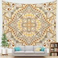 Groot wandkleed met mandala-patroon boven een grijze bank in een moderne woonkamer - Geel Geometrisch Mandala Stijl 19 (Style 19)