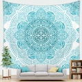 Gedetailleerde opname van blauw Mandala wandtapijt boven een moderne bank in woonkamer - Tiffany Blauw Wit Mandala Stijl 20 (Style 20)