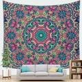 Boheems mandala wandkleed met roze en blauwe patronen boven een moderne grijze bank - Roze Groen Mandala Stijl 22 (Style 22)