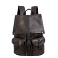 Zaino vintage in pelle marrone scuro con tasche frontali e cinghie con fibbie su sfondo bianco - Marrone