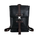 Minimalistischer schwarzer Kunstlederrucksack mit braunem Gurt und Schnallenverschluss - Schwarz