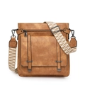 Detail der karamellbraunen Ledertasche mit strukturierter Oberfläche und Schnallenverschluss - Aprikose