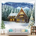 Gezellig winterhuisje wandkleed hangend boven een grijze bank met sterren en sneeuw - 150x130 / Boslodge (1)