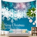 Arazzo natalizio blu con fiocchi di neve e auguri appeso sulla parete del soggiorno - 150x100cm / Pelle di Pesca / Fiocco di Neve Blu Profondo (1)