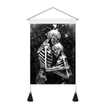 Dettaglio arazzo con teschi, asta in legno e nappe decorative nere di qualità - 35x50cm / Stile-3 (Teschio Stellato)