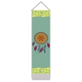 Dettaglio dell'arazzo acchiappasogni con motivo mandala e asta in legno su tessuto verde - 32.5x130cm / Modello 4
