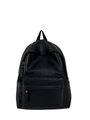 Vista frontal detallada de la mochila de cuero negro con bolsillo grande y logo grabado - Negro