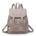 Détail d'un sac à dos en PU gris grainé avec boucles dorées et cordon de serrage - Gris