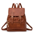 Vue détaillée d'un sac à dos en cuir PU marron avec texture grainée et rabat à boucle - Marron