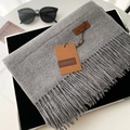 Sciarpa grigia spessa con frange in finta cashmere con etichetta in pelle di marca - 70*200cm / N. 28 Grigio Medio