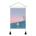 Detail eines künstlerischen Astronauten-Wandteppichs mit Holzstange und schwarzen Quasten - 35x50cm / Astronaut Mondspaziergang (Stil-2)