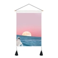 Detalle de tapiz de astronauta con barra de madera y borlas negras decorativas - 35x50cm / Astronauta surfeando olas (Estilo-4)
