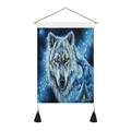 Detail van wolf wandtapijt met houten frame en zwarte kwastjes voor wanddecoratie - 35x50cm / Grijze Wolf in Sneeuwnacht (Style-4)