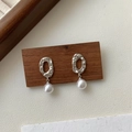 Onregelmatige zilveren geometrische ovale oorbellen met parelhanger op houten voet - Onregelmatige geometrische pareloorknopjes