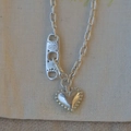 Vue détaillée du pendentif cœur en argent sterling 925 avec bordure perlée et chaîne - Bracelet à billes coeur
