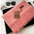 Sciarpa con frange rosa pallido in finto cashmere spesso con etichetta di marca su vassoio - 70*200cm / N. 4 Rosso Acero